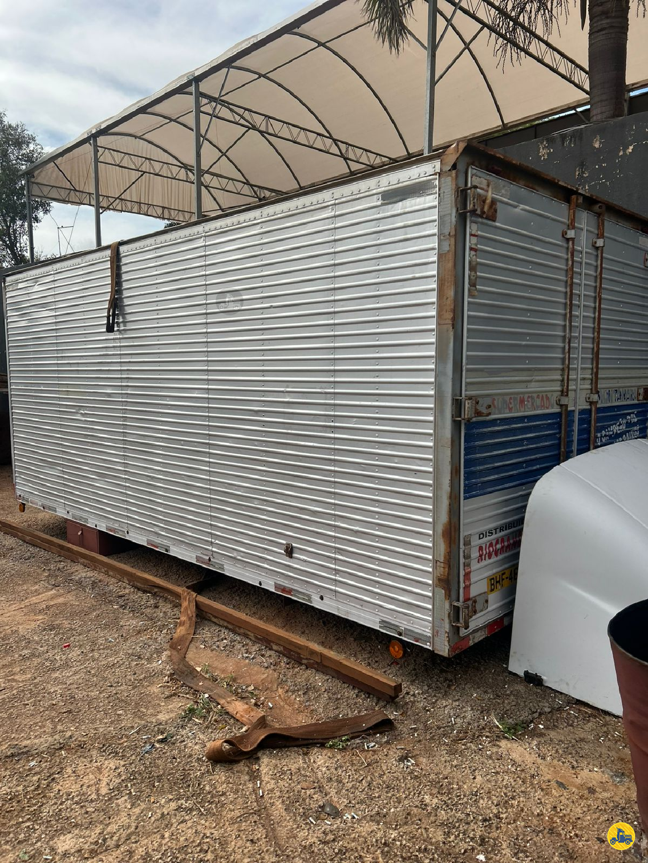 CARROCERIA SOBRE CHASSI  CAMINHAO 3/4 BAU FURGAO Ravel Trucks CRAVINHOS SÃO PAULO SP
